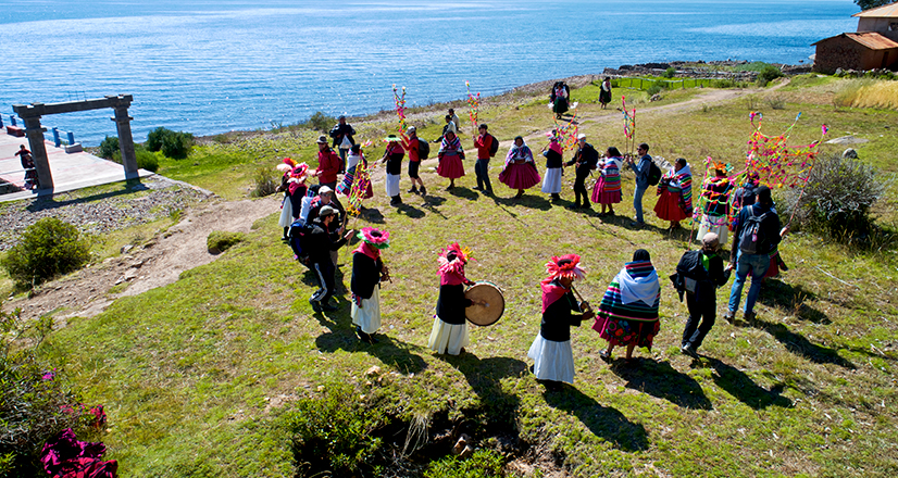 Pobladores cerca al Lago Titicaca