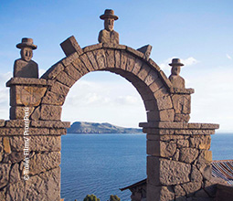 Arco de piedra en la Isla de Amantaní.