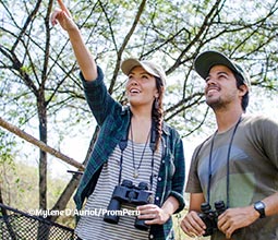Turistas en el Área de conservación privada Chaparrí.