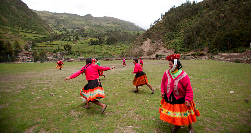Pobladoras practicando fútbol en Huilloc
