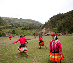 Mujeres de la Comunidad de Huilloc jugando fútbol.