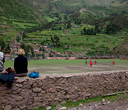 Turistas observando un partido de fútbol.