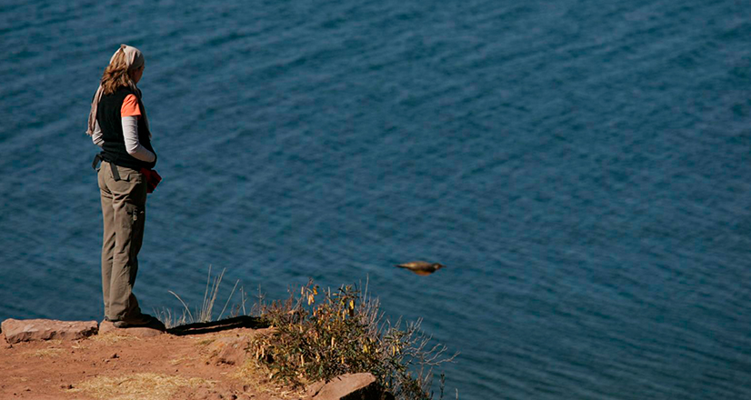 Turista divisando el Lago Titicaca