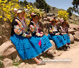 Mujeres con trajes típicos de Llachón.