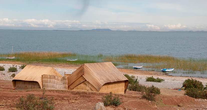 Casas en Luquina y el Lago Titicaca de fondo
