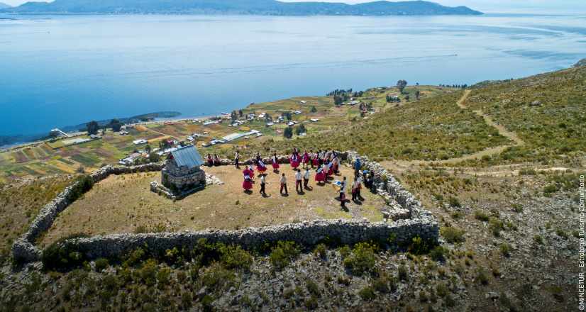Casas en Luquina y el Lago Titicaca de fondo