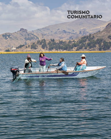 Turistas navegando en las Islas de los Uros