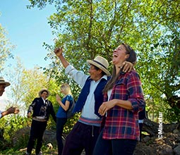 Poblador y turista celebrando en Vicos.