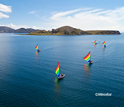 Navegando en las aguas del Lago Titicaca.