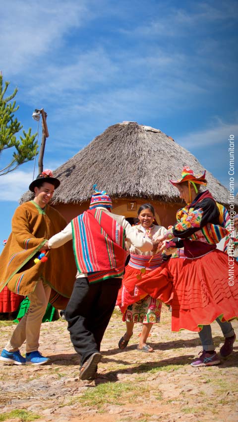 Disfrutando con la comunidad de la Isla Ticonata