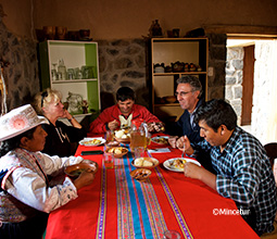 Degustando comida local en Coporaque.