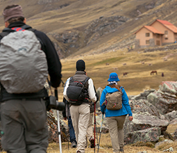 Turistas realizando trekking en tierras cusqueñas.
