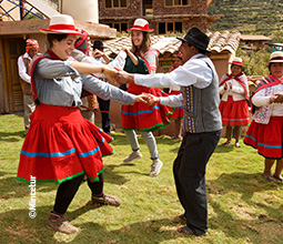 Danzando en la comunidad de Misminay.