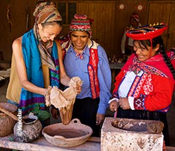 Turista aprendiendo las costumbres de los pobladores cusqueños.