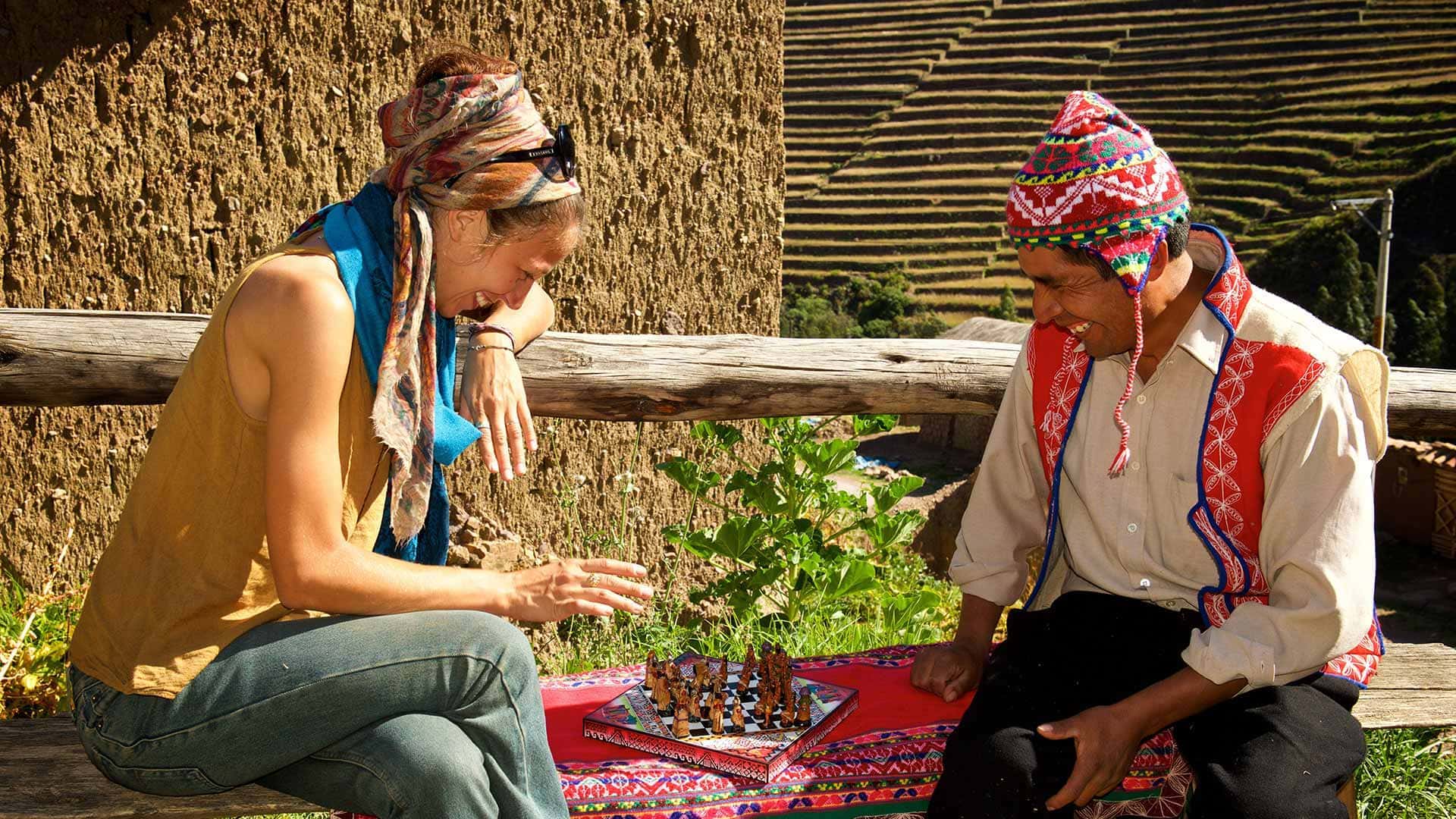 Turistas en la tierra de los Yachaqs
