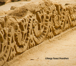 Murales de barro en alto relieve en el complejo Arqueológico de Tucume