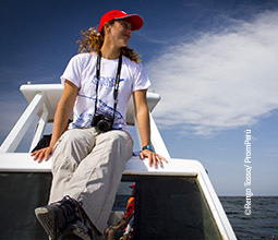 Yate con turistas en avistamiento de ballenas