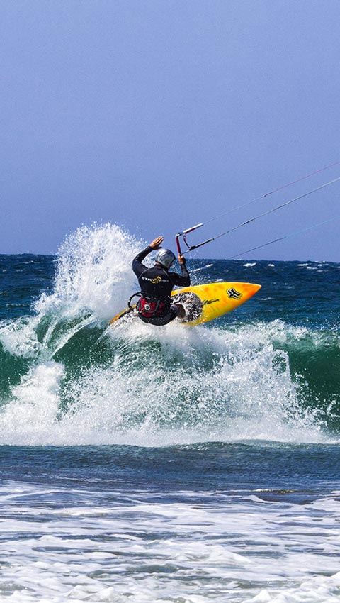 Kitesurf en playa de Máncora.