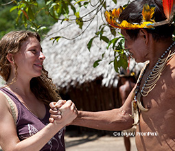 Turista y nativo de la comunidad Bora de San Andrés