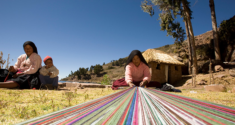 Mujeres tejedoras en la isla de Taquile