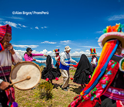 Turistas, danzantes y músicos en la comunidad de Taquile del lago Titicaca