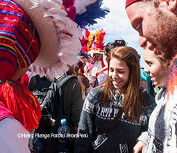 Turistas y danzantes en la isla Taquile