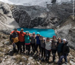 grupo-de-turistas-trekking-en-ancash-2-mosaico