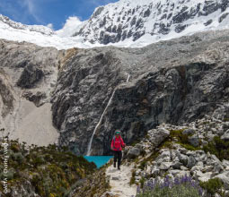 turista-haciendo-trekking-ancash-3-mosaico