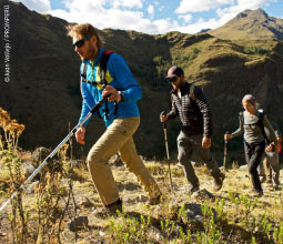 turistas-haciendo-trekking-ancash-6-mosaico