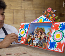 artista-pintando-retablo-ayacuchano-mosaico-4