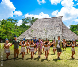 loreto-turistas-bailando-con-comunidad-indigena-de-amazonas-mosaico-5
