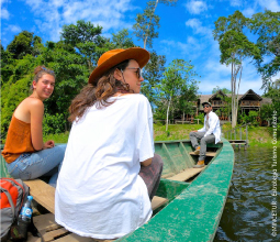 madre-de-dios-turistas-paseando-en-bote-mosaico-6