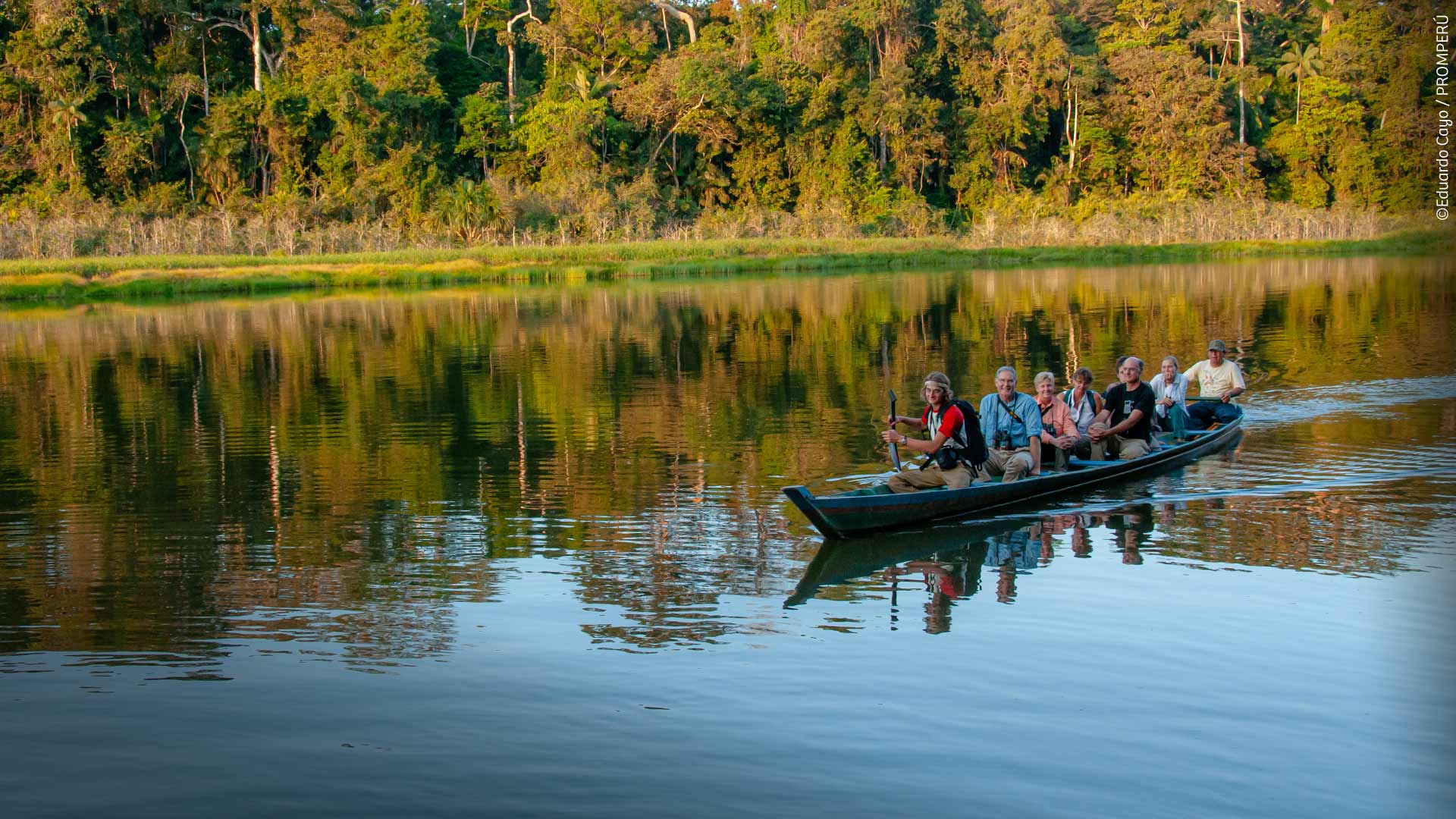 Grupo de turistas navegando en la Reserva Nacional de Tambopata.