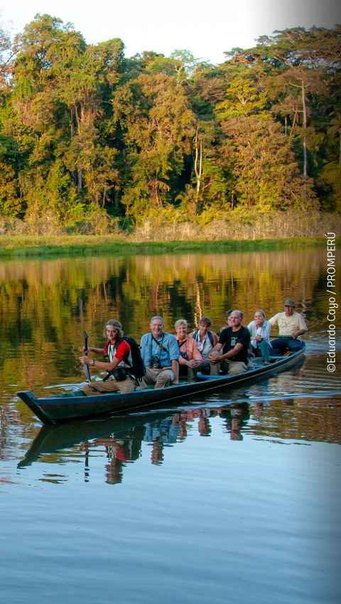 Grupo de turistas navegando en la Reserva Nacional de Tambopata.