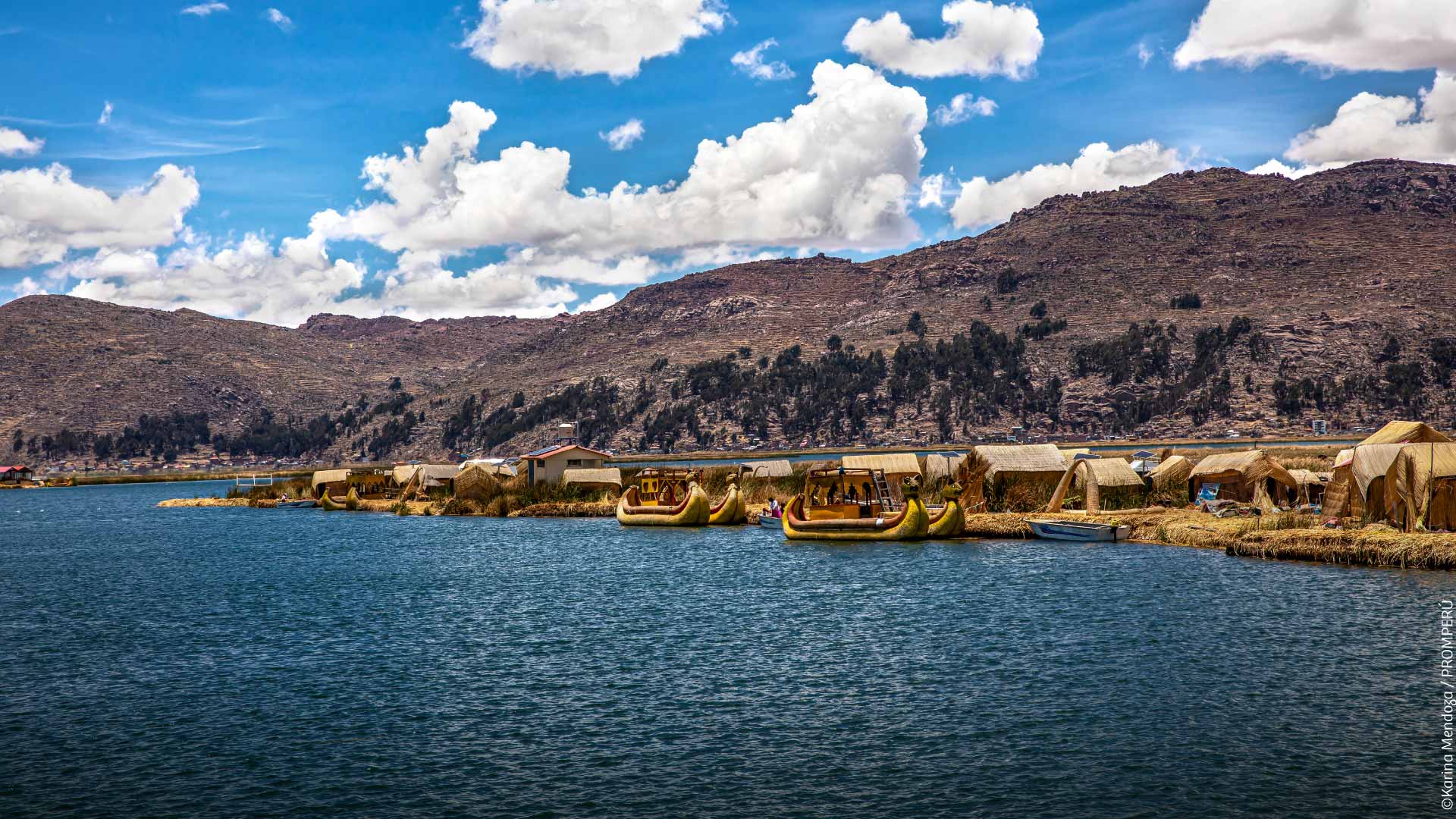 Islas flotantes de los Uros Lago Titicaca
