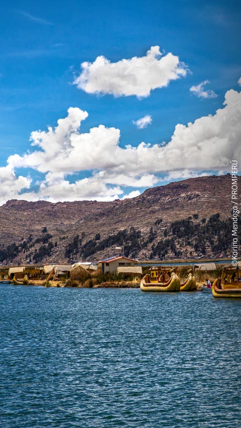 Islas flotantes de los Uros Lago Titicaca