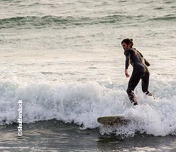 Turista surfeando