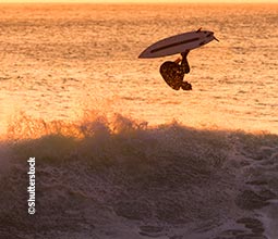 Surfista saltando en el aire