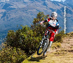Turista practicando ciclismo por Arequipa
