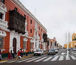 Casonas coloniales vistas desde la calle