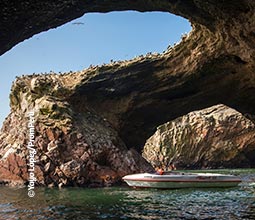 Yate con turistas en las Islas Ballestas