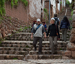 Pareja bajando las escaleras en la ciudad del Cusco
