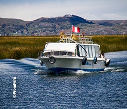 Bote surcando las aguas del Lago Titicaca