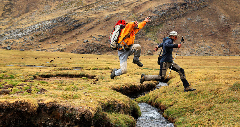 Turistas saltando un riachuelo
