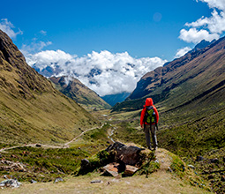 Turista y la montaña nevada