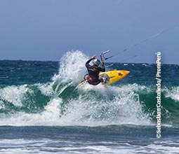 Turista haciendo windsurf en el norte peruano