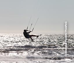 Práctica de windsurf en el norte peruano