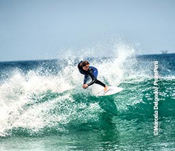 Surf en las playas de Piura