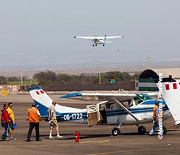 Grupo de turistas en el aeródromo de Nasca