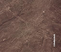 Turista sobrevolando las Líneas de Nasca